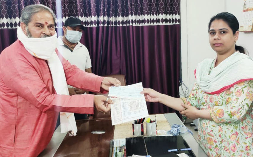 A check for the amount of one lakh was handed over