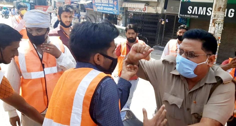 Uproar by scavengers, scuffle over police misbehavior
