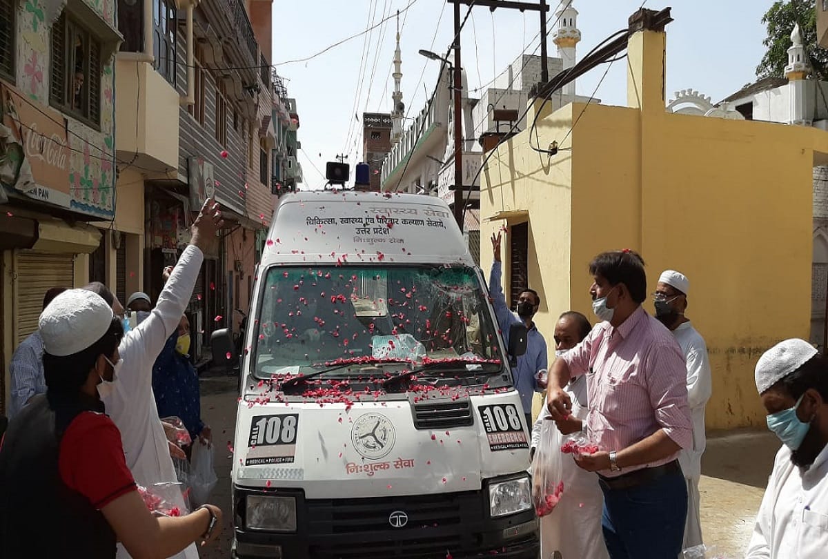 in moradabad people of nawabpur showering flowers on police and health workers