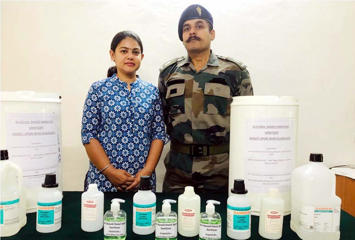 Coronavirus in Jammu Kashmir (J&K) news in Hindi, Military officer's wife prepares sanitizer