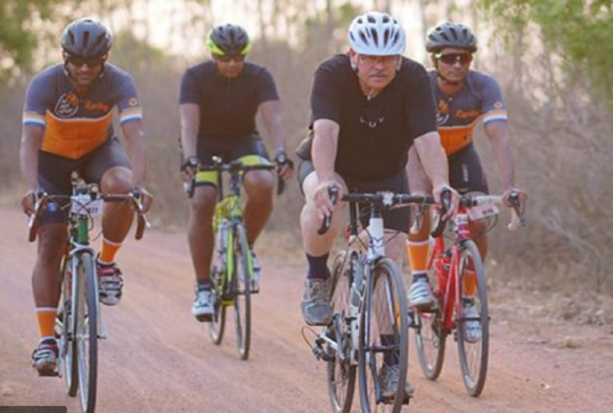 India's star cyclist maxwell trevor helping migrant workers in covid19 lockdown distributing food