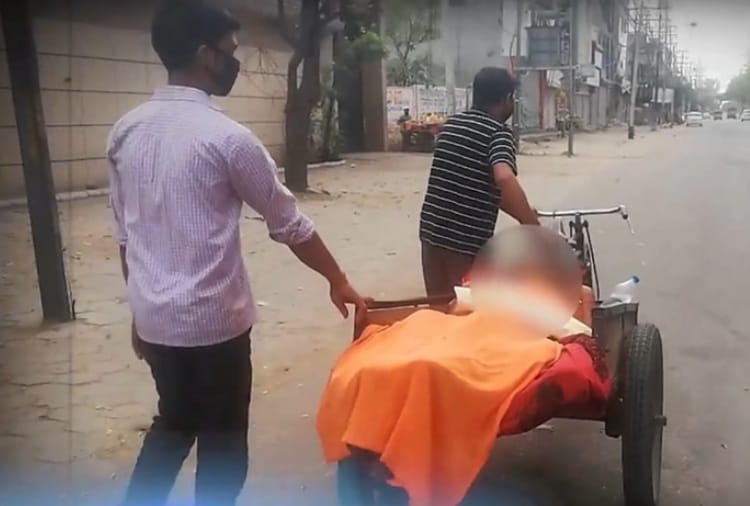 ambulance not found, husband put wife in in a hawker and reaches ESI hospital