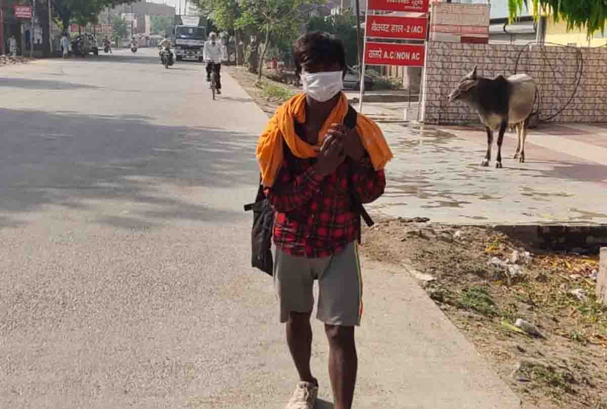 lockdown in kanpur : Young man came from Hyderabad to Kanpur 1300 km on foot