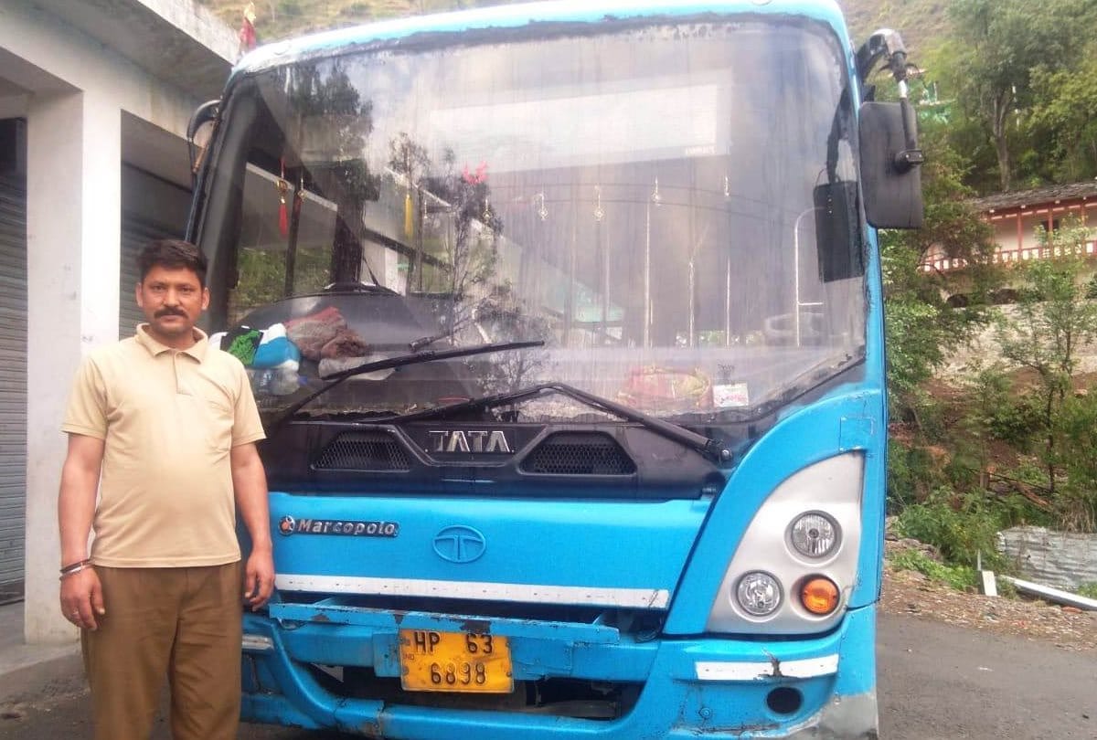 Driver Gopal living in HRTC from 28 days after lockdown and curfew in himachal pradesh