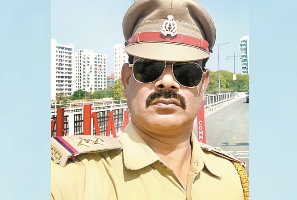 policemen are performing their duties well during the lockdown in lucknow