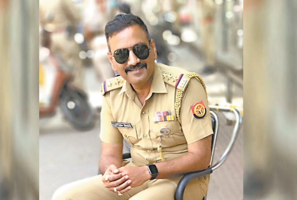 policemen are performing their duties well during the lockdown in lucknow
