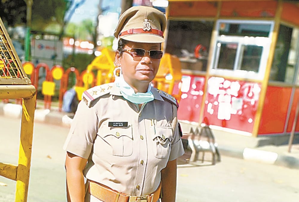 policemen are performing their duties well during the lockdown in lucknow