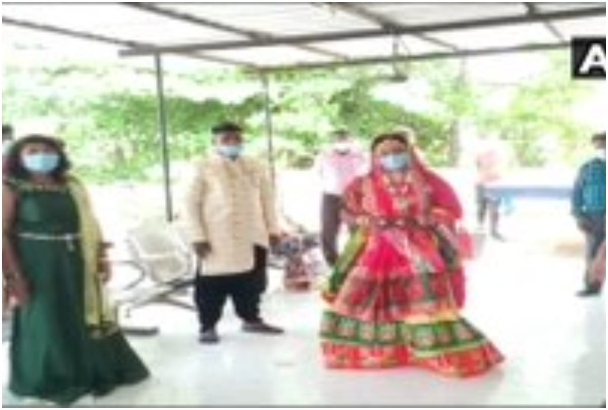 Navsari Case registered against bride groom and their relatives for violation of Lockdown norms in Chikhli Gujrat