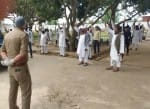 बड़गांव थाने पर अपने घर में ही नमाज पढने की शपथ लेते मुस्लिम समाज के लोग