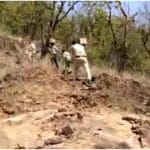 पुलिस के जवान पहाड़ी पर बसे एक गांव के आदिवासियों के लिए राशन-पानी लेकर पैदल ही पहुंचे।