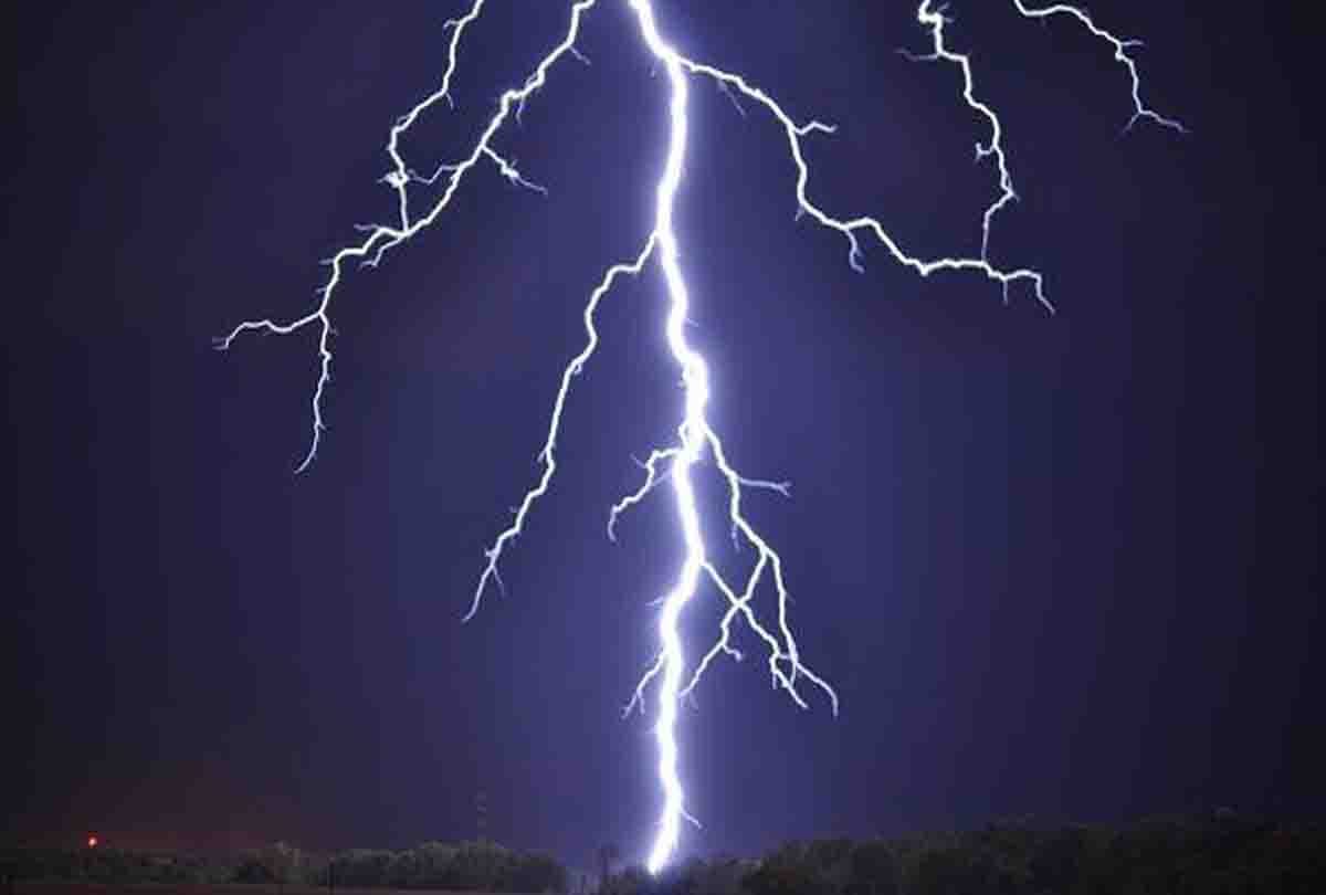 Two farmers died due to lightning, one scorched