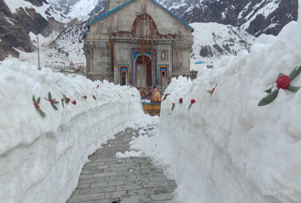 Kedarnath dham Pilgrims Will Go Nine Kilometers between Snow Road In chardham yatra 2020, see Amazing Visuals