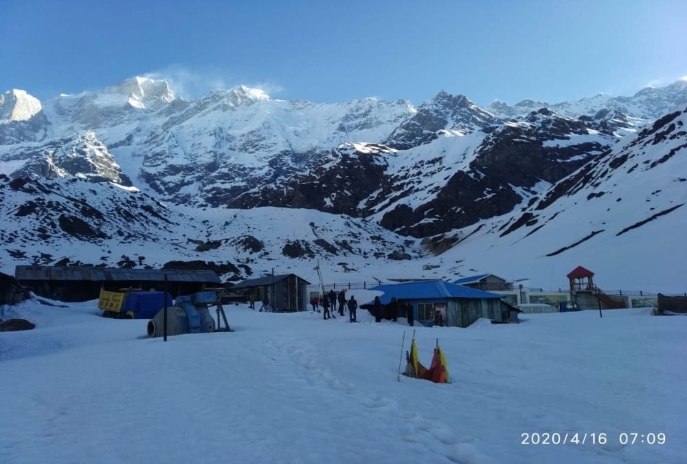 Kedarnath dham Pilgrims Will Go Nine Kilometers between Snow Road In chardham yatra 2020, see Amazing Visuals