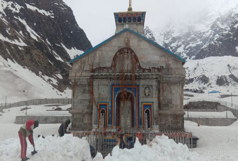 Kedarnath dham Pilgrims Will Go Nine Kilometers between Snow Road In chardham yatra 2020, see Amazing Visuals