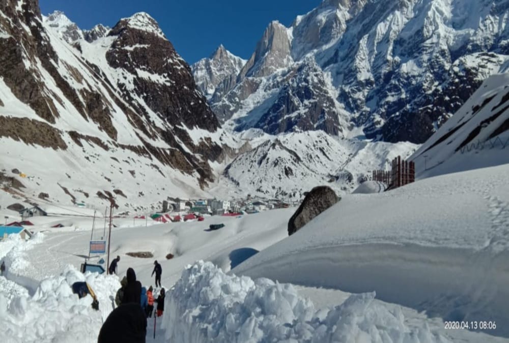 Kedarnath dham Pilgrims Will Go Nine Kilometers between Snow Road In chardham yatra 2020, see Amazing Visuals
