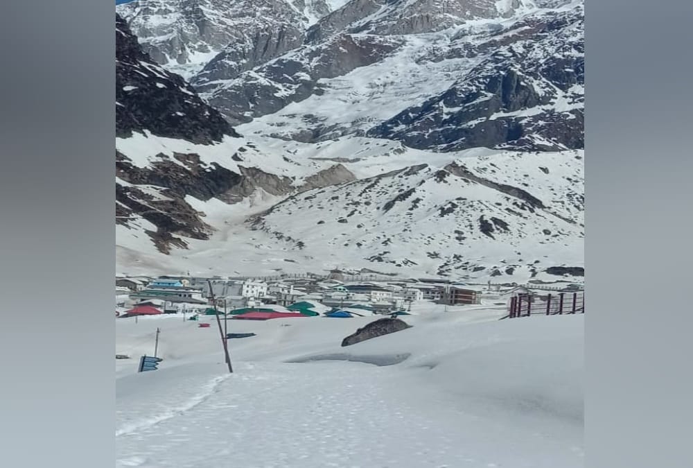 Kedarnath dham Pilgrims Will Go Nine Kilometers between Snow Road In chardham yatra 2020, see Amazing Visuals