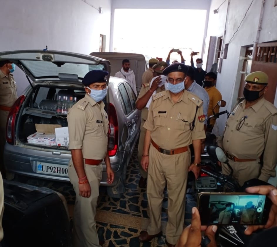 Desi, English liquor caught raiding warehouse