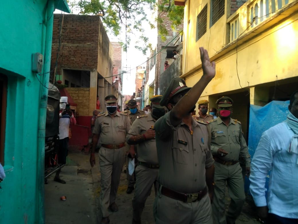 Encouragement of policemen by offering flowers