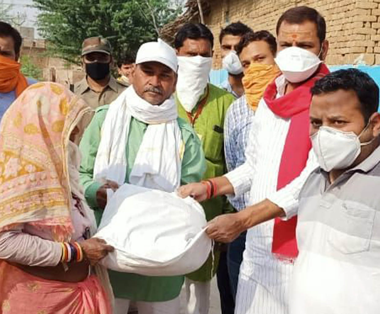 JN college professors distributed lunch packets