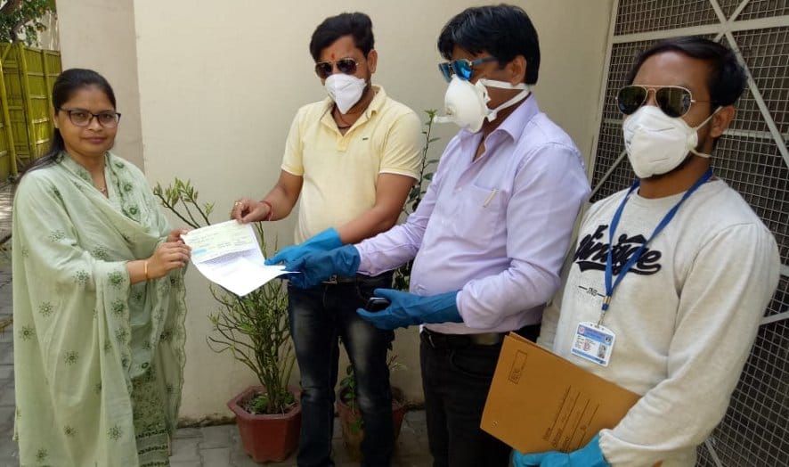 Municipal employees gave a check of two lakhs