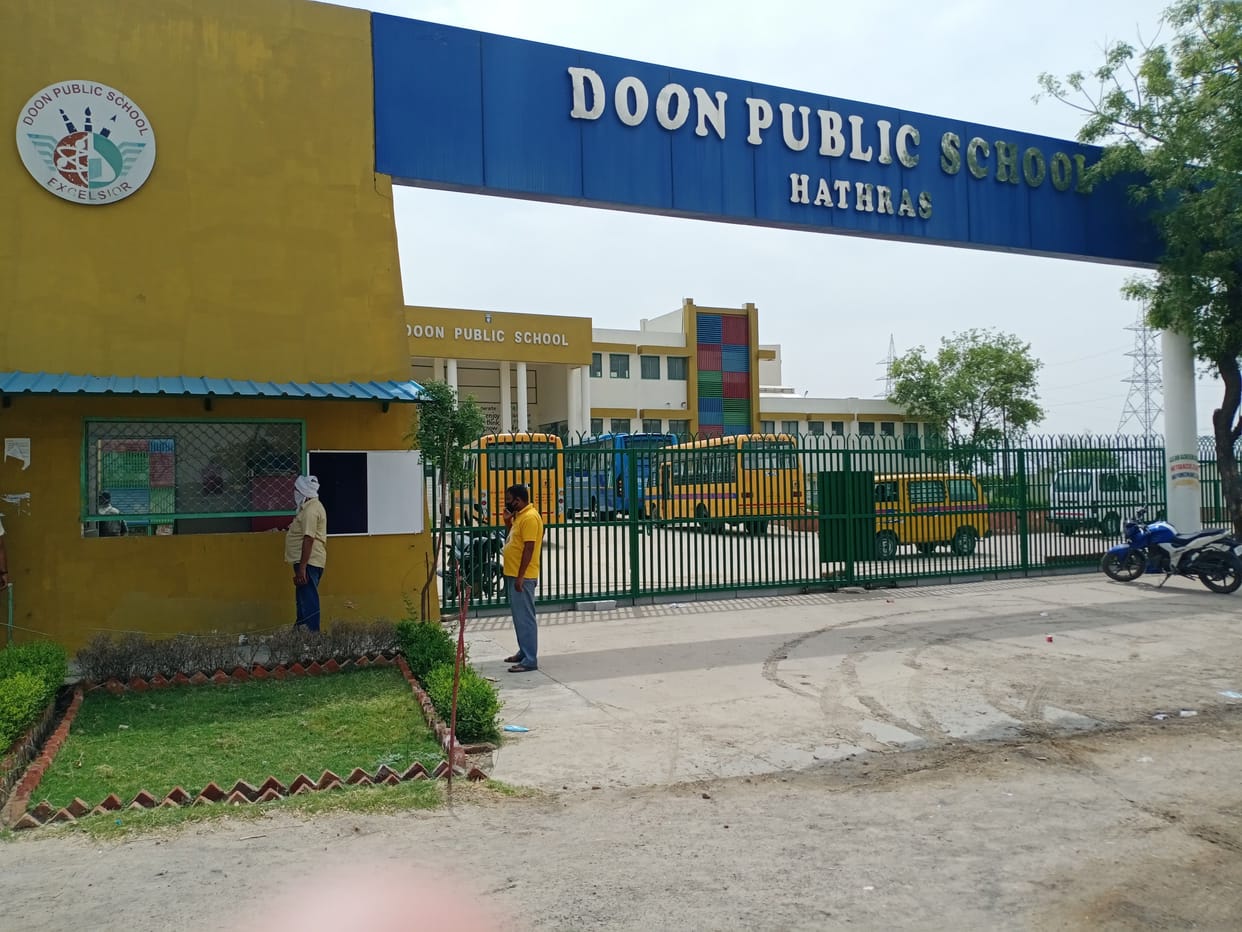 Hathras: 31 people including 29 students from Kota Rajasthan came to the district