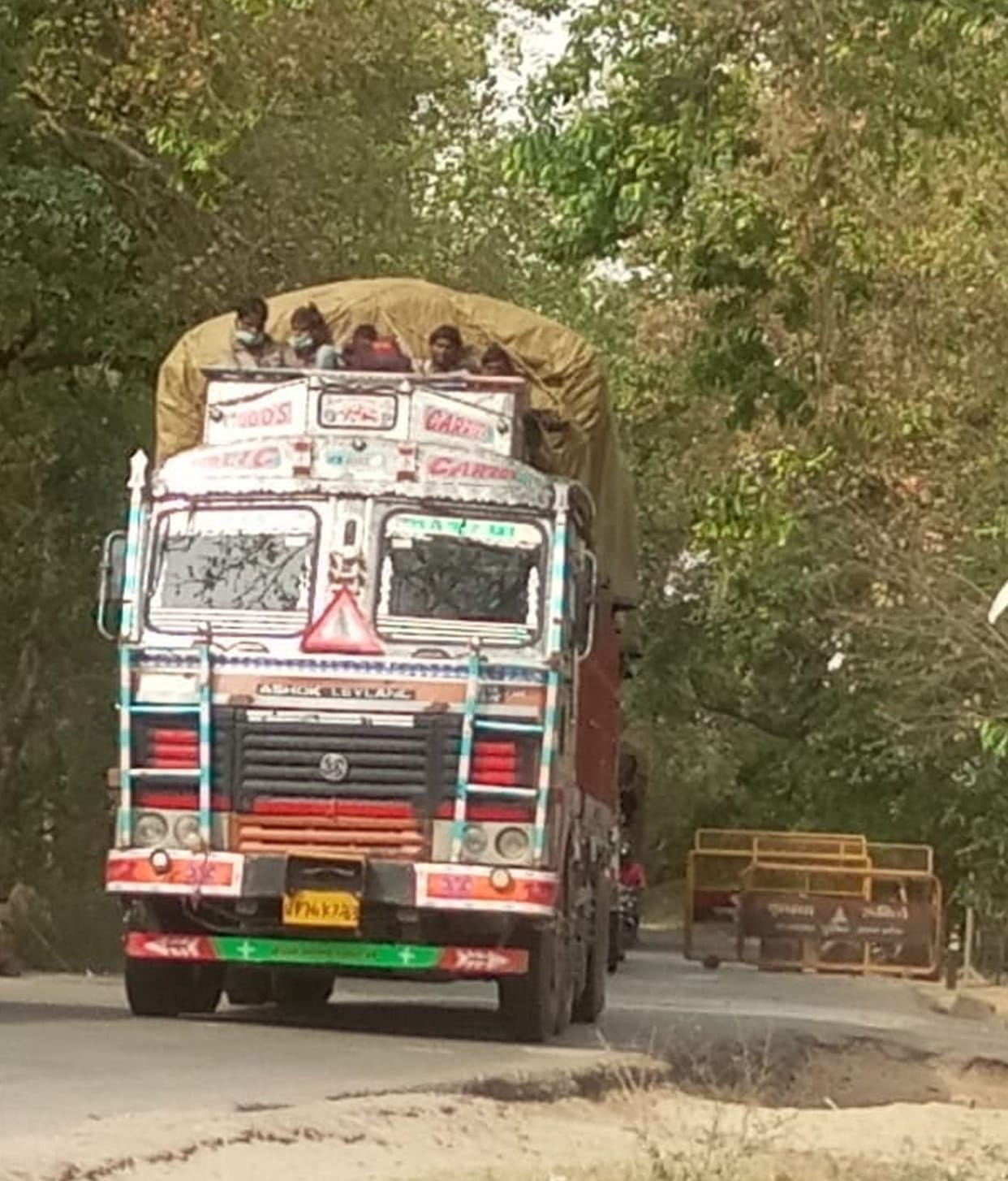 District borders sealed, yet traffic continues