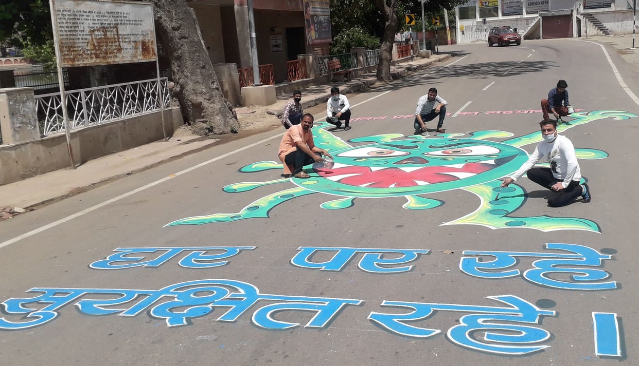 Painters made aware against Corona by painting on road