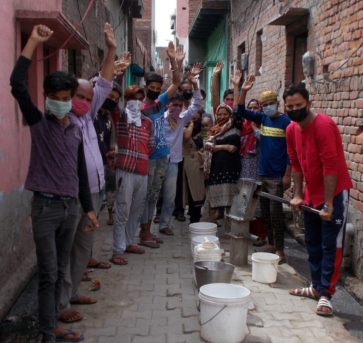 People are strugling for water.
