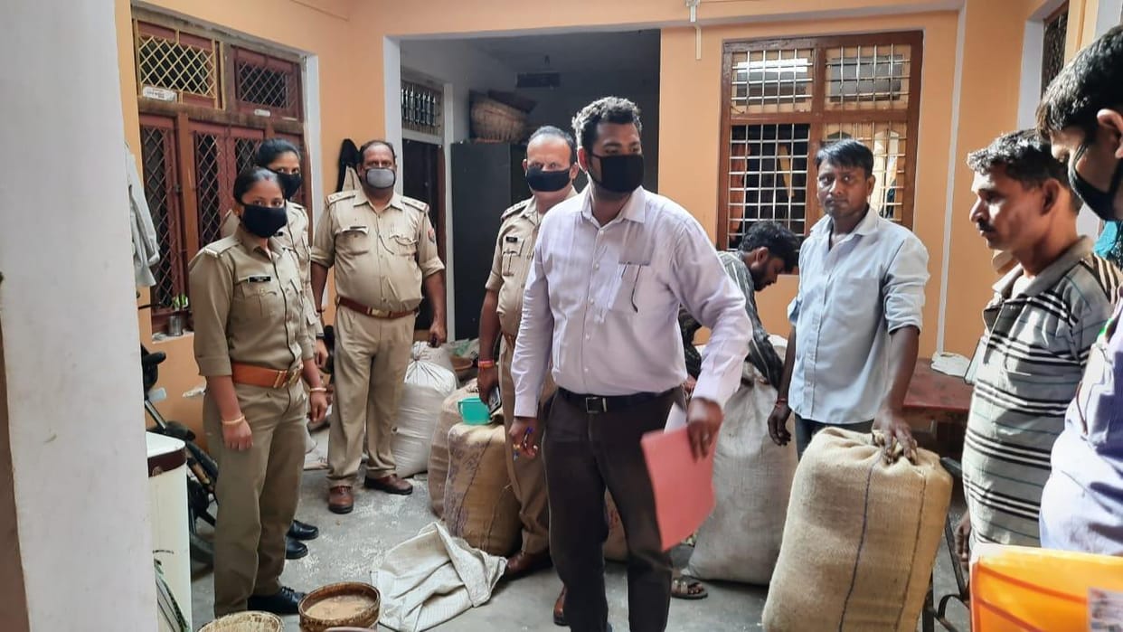 SDM raided and caught 65 quintals of rice