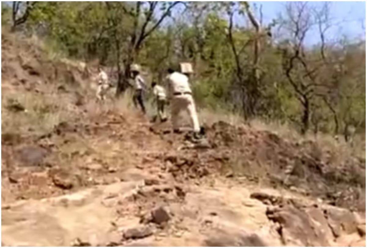 MP Lockdown Policemen arrived on 1800 feet high inaccessible hill carrying ration for Betul tribals