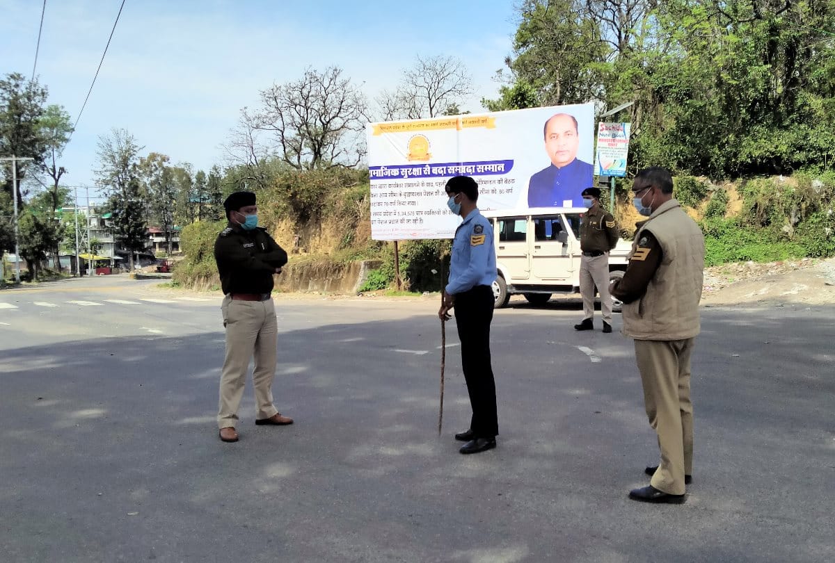 corona warriors DSP Amit and SDM Chhabi Nanta on Duty in between lockdown and curfew in himachal pradesh