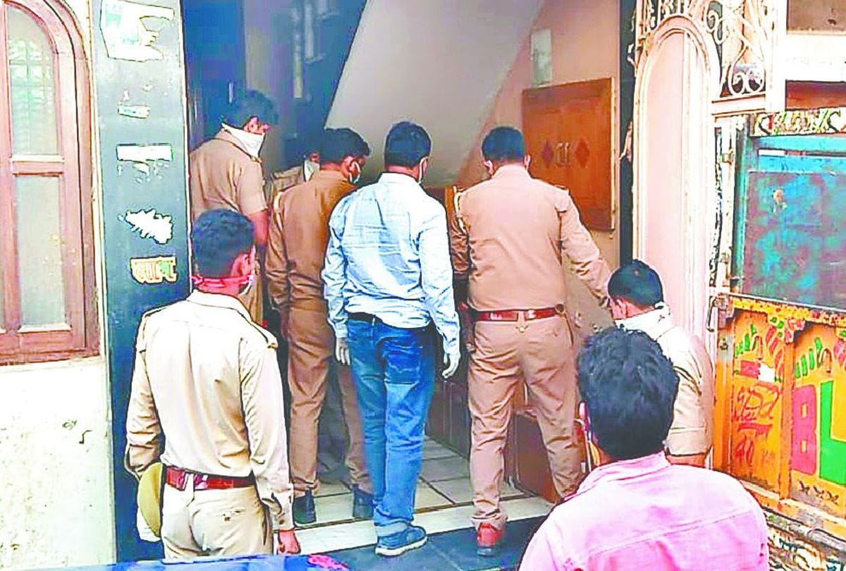mathura police caught banned cuff syrups in lockdown
