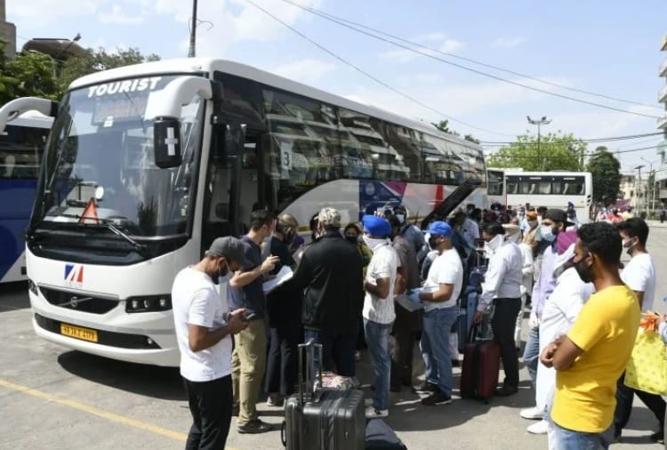 A group of 300 US citizens from Ludhiana left for the US on a special flight from Delhi