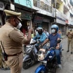 लॉकडाउन के दौरान घर से बाहर निकले शख्स को हिदायत देता एक पुलिसकर्मी।