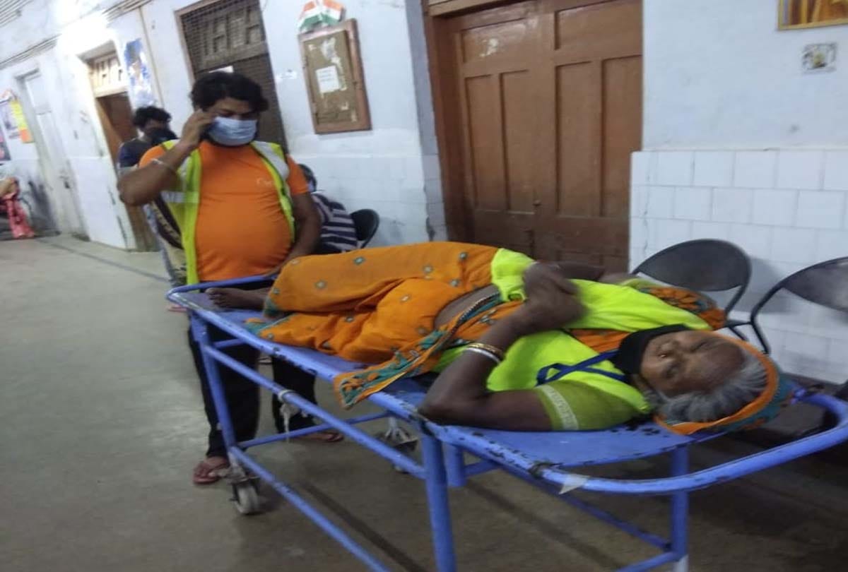 Policemen beat up elderly cleaning woman, video viral in kanpur