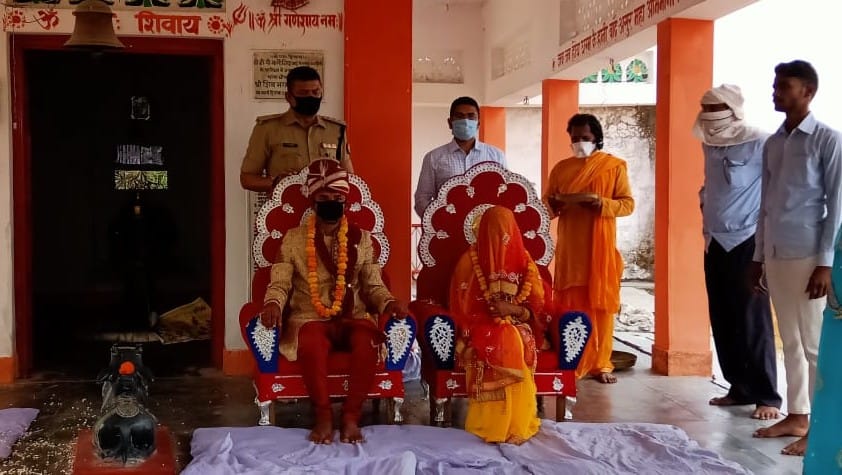Lockdown: Married in Chandauli's Dheena police station premises