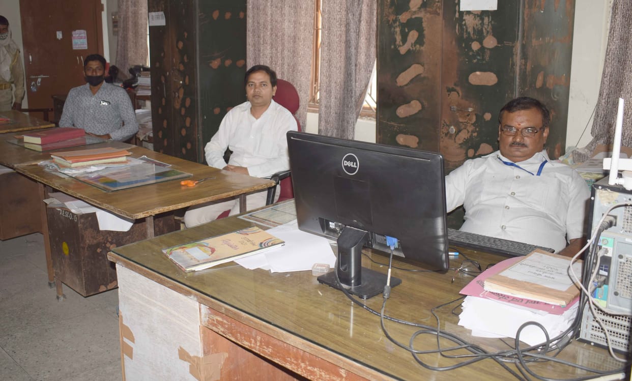 Government offices open, complainant appears less