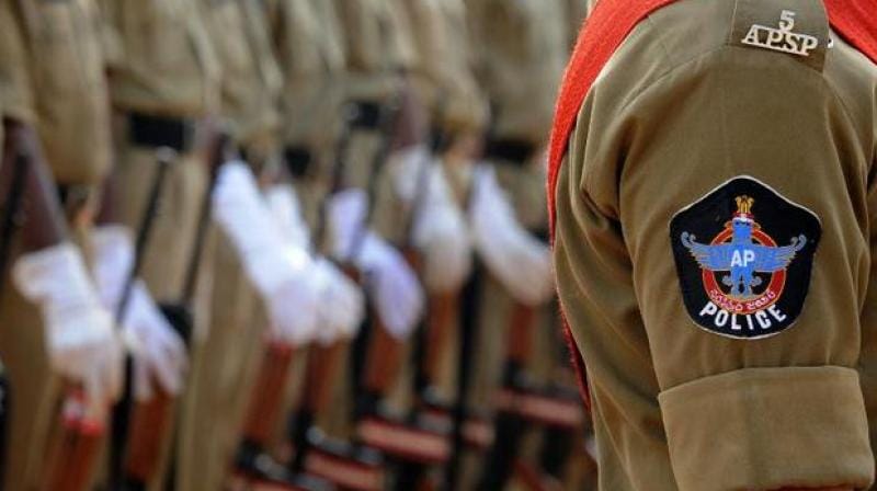 Andhra Pradesh: A woman earning Rs 3000 a month gave a cold drink to policemen standing in the sun, videos went viral on social media
