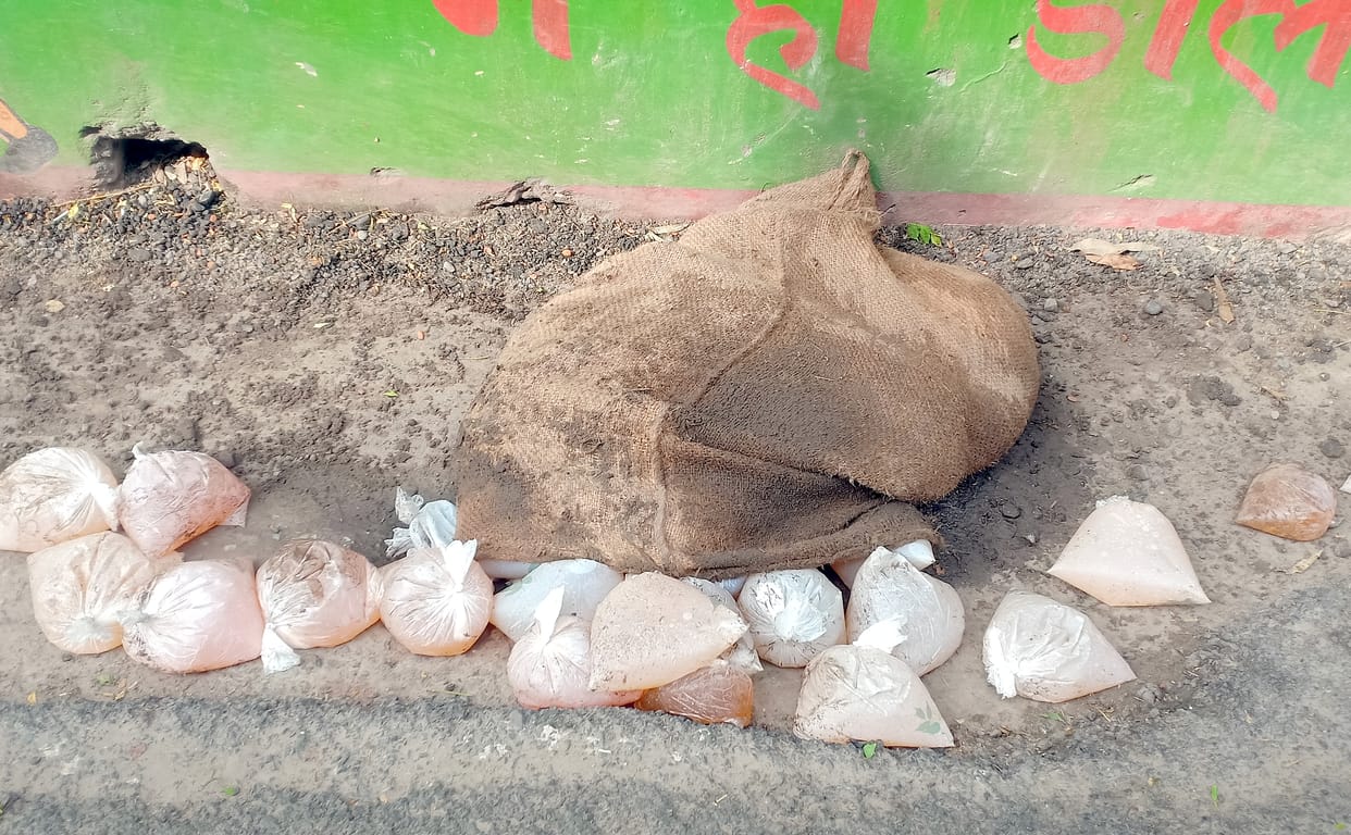 Suppliers run away throwing liquor under police pressure