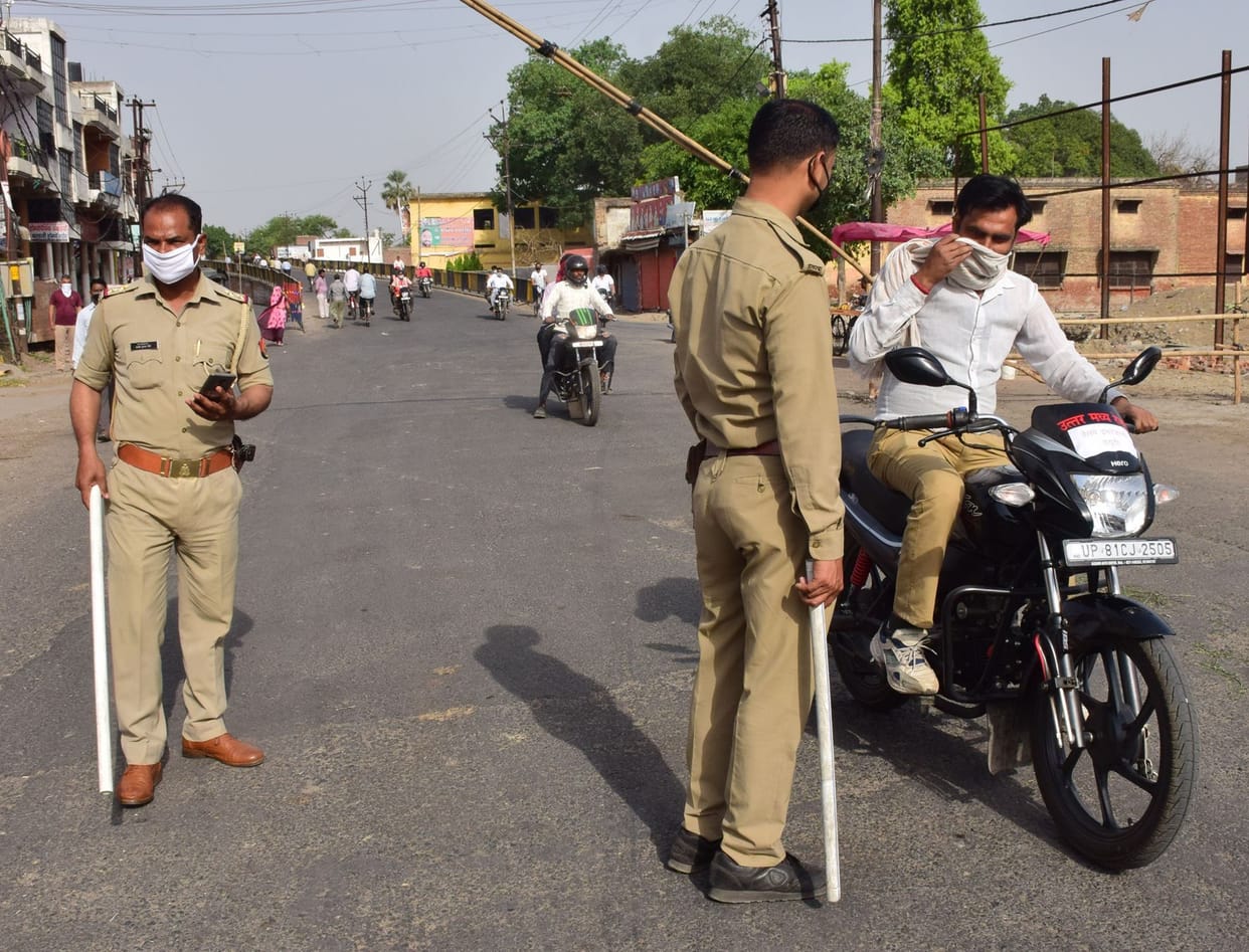 Aligarh administration quarantine 14 people who were going towards Pryagraj.