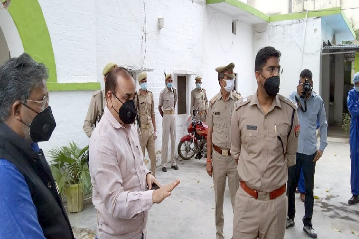 The area up to one km was sealed after four corona positives including a inspector in Bijnor