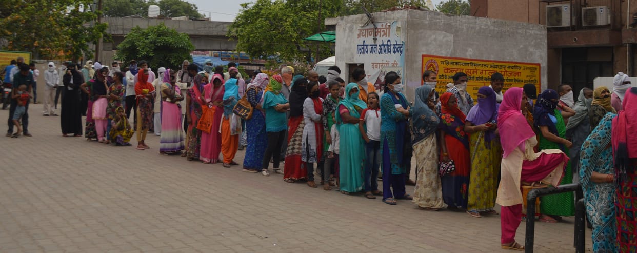Hathras: Flying social distance outside the OPD of the district hospital
