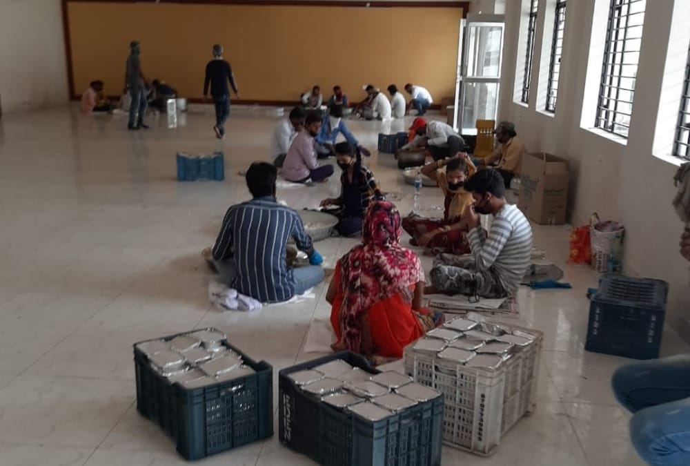 engineers of nagar nigam are distributing food among people during lockdown