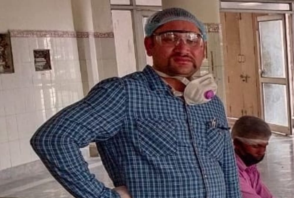 engineers of nagar nigam are distributing food among people during lockdown
