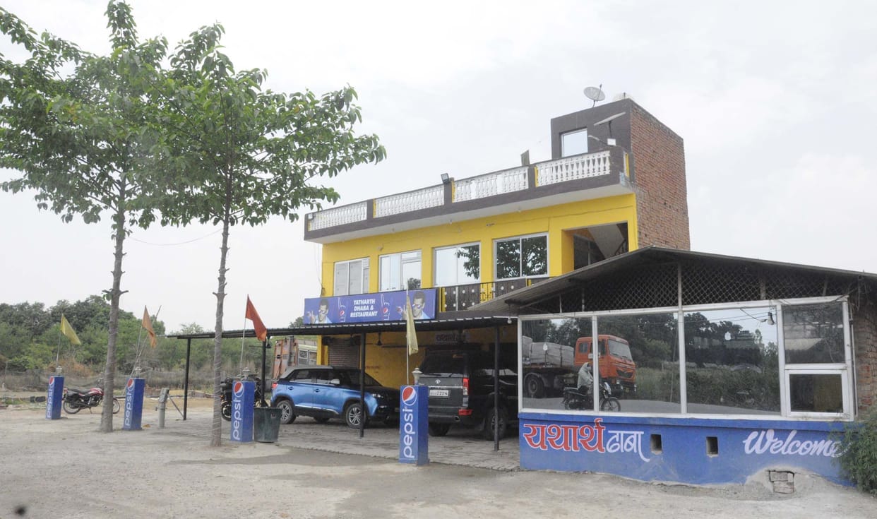 Highway shops did not open due to fear of police, lock remained hanging