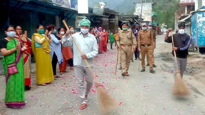 jaulajeebee mein korona yoddha par kee pushpavarsha