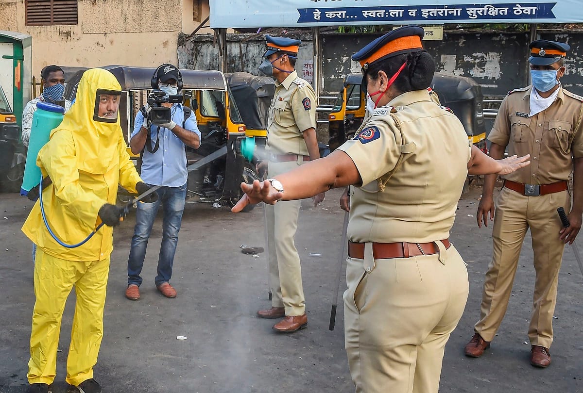 Policemen beaten up for not wearing masks