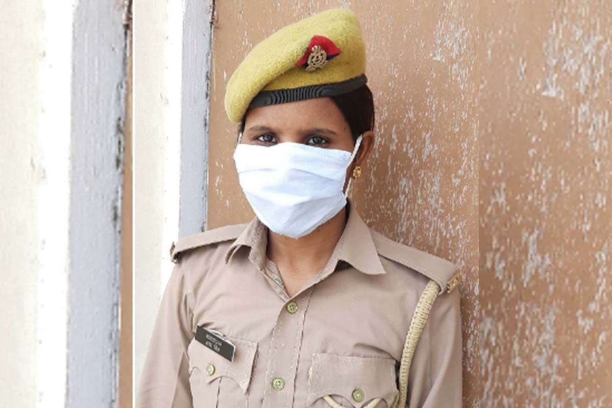 Corona warriors: Female constable Chaya in Muzaffarnagar doing her duty at night by leaving her one and half month son at home