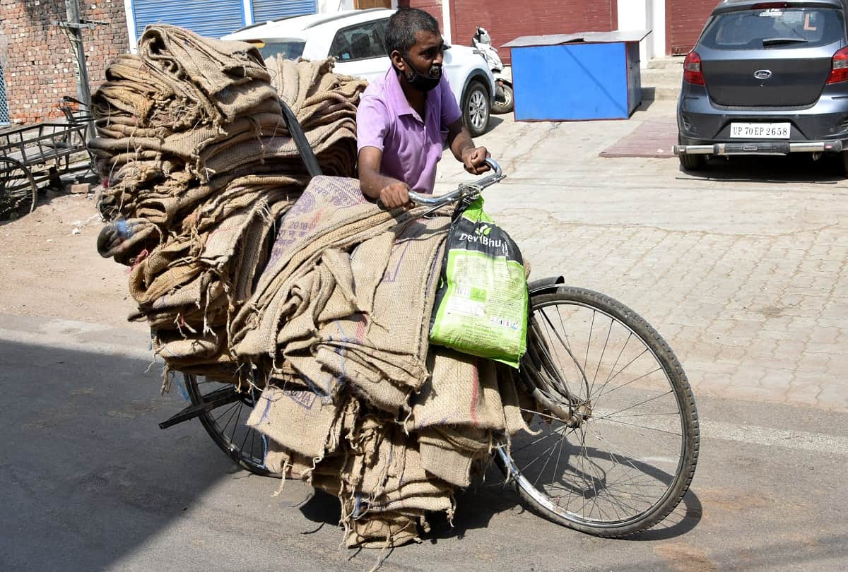 Prayagraj: Trying to get life's car back on track amidst lockdown