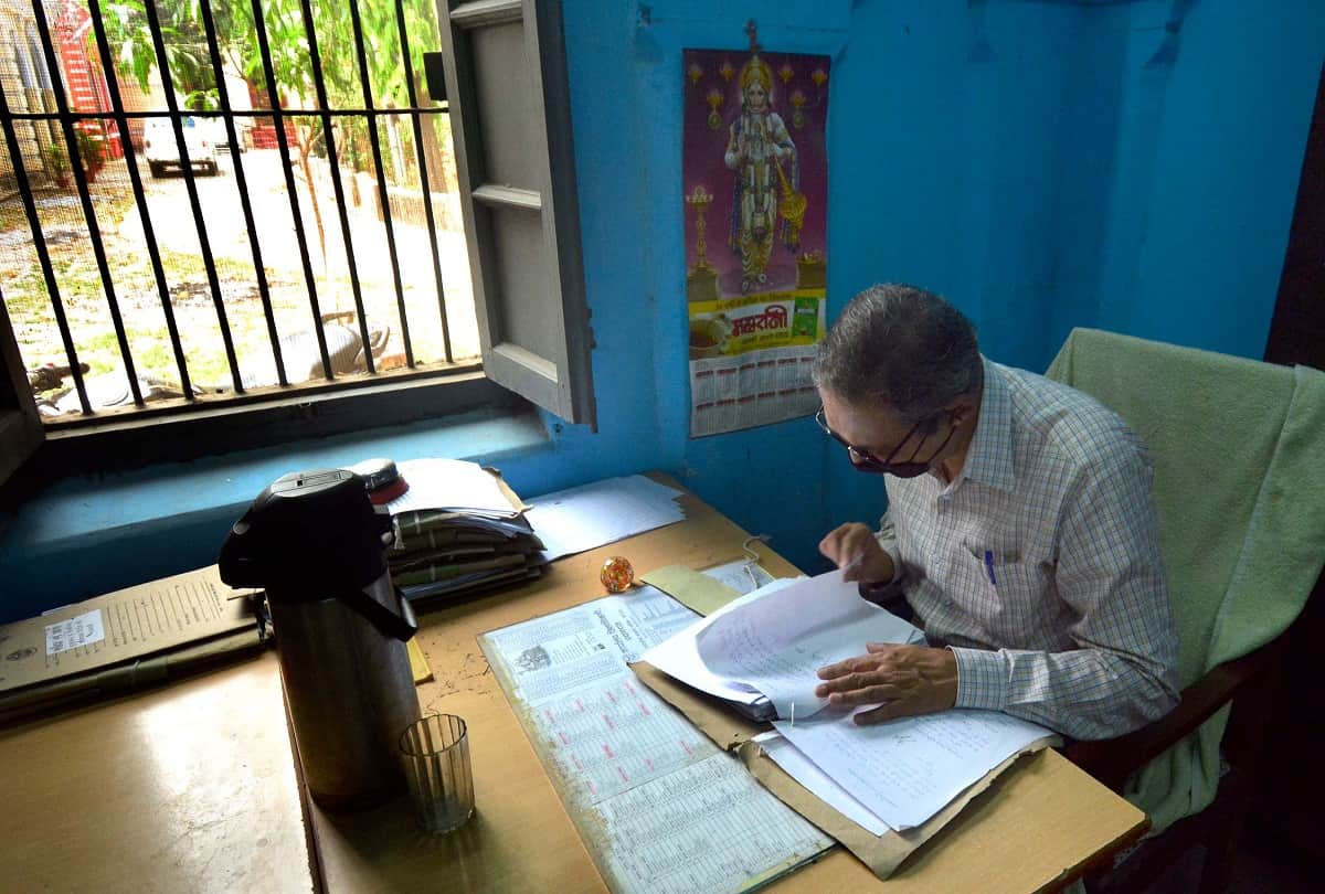 Prayagraj: Office opened after four weeks, every room, the budget files of the last financial year were repaired